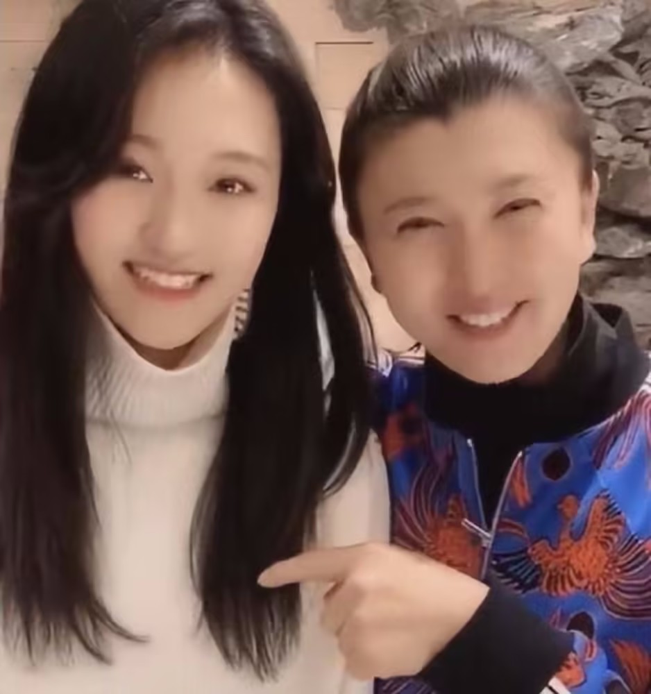 阎学晶在泰国度假,穿着简单,没有架子。她媳妇半个月前生了宝宝,住在豪华月子中心