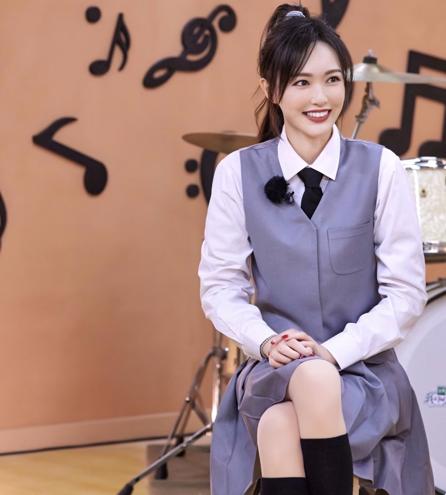 从路人的角度来看,唐嫣充满活力!她真的嫁给了爱情